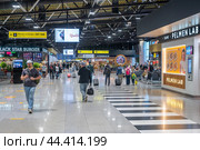 MOSCOW, RUSSIA - JULY 08, 2022: airport Sheremetyevo. flight information monitors and check-in in Sheremetyevo. airport check-in area. Стоковое фото, фотограф Павел Муравьев / Фотобанк Лори