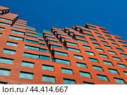 Проспект Академика Сахарова, дом 7. Фрагмент здания. Крупный план. Солнечный день. Москва (2024 год). Редакционное фото, фотограф E. O. / Фотобанк Лори