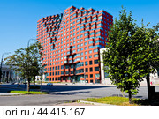Проспект Академика Сахарова, дом 7. Летнее утро. Москва (2024 год). Редакционное фото, фотограф E. O. / Фотобанк Лори