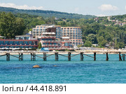ST.ST. CONSTANTINE AND HELENA, BULGARIA - YUNE 01, 2015: sea coast with hotel Asalia and sailing ship and beaches. Стоковое фото, фотограф ИВА Афонская / Фотобанк Лори