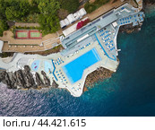 Aerial view of hotels on coast. Funchal, Madeira, Portugal (2024 год). Стоковое фото, фотограф Дмитрий Рухленко / Фотобанк Лори