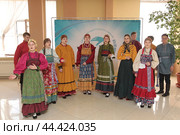 Областное родительское собрание в Реутове, народный коллектив поёт песни (2018 год). Редакционное фото, фотограф Дмитрий Неумоин / Фотобанк Лори