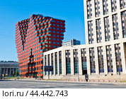 Проспект Академика Сахарова, дом 7.  Солнечно. Лето. Москва. Россия (2024 год). Редакционное фото, фотограф E. O. / Фотобанк Лори