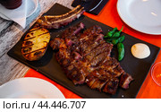 Sliced baked beef chop with potato, jalapenos and aioli. Стоковое фото, фотограф Яков Филимонов / Фотобанк Лори