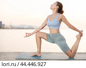Near sea during sunset, girl performs Ardha Anjaneyasana. Стоковое фото, фотограф Яков Филимонов / Фотобанк Лори