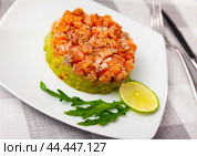 Salmon tartare with guacomole, sesame. Стоковое фото, фотограф Яков Филимонов / Фотобанк Лори