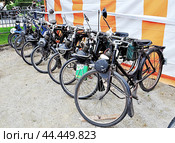Велосипеды с мотором французской марки Solex (VéloSolex) на ретро-выставке в провинции Франции (2016) Редакционное фото, фотограф Вера Смолянинова / Фотобанк Лори