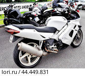 Белый спортивно-туристический мотоцикл марки HONDA (1998-2002г.г. выпуска) на ретро-выставке небольших транспортных средств (мотоциклов, мопедов и др.) в провинции Франции (2016 г.) Редакционное фото, фотограф Вера Смолянинова / Фотобанк Лори