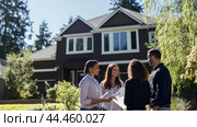 Group of professionals discussing home buying options outside a modern house in a sunlit neighborhood in early afternoon. Стоковое AI-изображение, AI-художник Сергей Толмачёв / Фотобанк Лори
