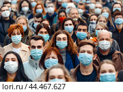 Толпа людей в медицинских масках. Стоковое AI-изображение, AI-художник Максим Коломыченко / Фотобанк Лори