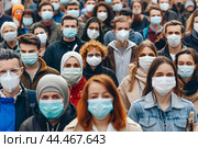 Толпа людей в медицинских масках. Стоковое AI-изображение, AI-художник Максим Коломыченко / Фотобанк Лори