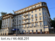 Moscow, Russia - Aug 3. 2024. multi-apartment residential building, built in 1934, Stalinist architecture of the USSR. Редакционное фото, фотограф Володина Ольга / Фотобанк Лори