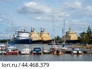 A view of several icebreakers and small boats docked at the port of Helsinki, Finland. 2019. Редакционное фото, фотограф KOSIM / Фотобанк Лори