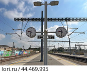 Clock on the platform of Lod Railway Station (2024 год). Редакционное фото, фотограф Irina Opachevsky / Фотобанк Лори
