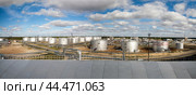 Панорама - Гигантское нефтехранилище в Западной Сибири. Тюменская область, Ханты-Мансийский автономный округ. Стоковое фото, фотограф Павел Просянов / Фотобанк Лори