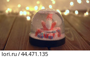 Christmas snow globe on bokeh background. Стоковое видео, видеограф Мария Паина / Фотобанк Лори