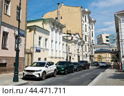 Вспольный переулок. Лето. Солнечный день. Москва (2024 год). Редакционное фото, фотограф E. O. / Фотобанк Лори