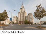 Садовая-Черногрязская улица в Москве, высотное здание у Красных ворот (2024 год). Редакционное фото, фотограф Владимир Чинин / Фотобанк Лори