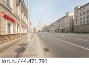 Садовая-Черногрязская улица в Москве, высотное здание у Красных ворот (2024 год). Редакционное фото, фотограф Владимир Чинин / Фотобанк Лори