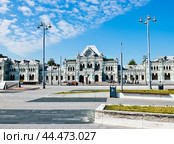 Вид на здание Рижского вокзала. Солнечный день. Лето. Москва (2024 год). Редакционное фото, фотограф E. O. / Фотобанк Лори
