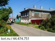 Деревянный дом на улице Киселева,71 в городе Вязники Владимирской области (2024 год). Редакционное фото, фотограф Сергей Овчинников / Фотобанк Лори