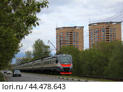 Электропоезд ЭП2Д на Московской улице в Дубне (2024 год). Редакционное фото, фотограф Иван Дуплик / Фотобанк Лори