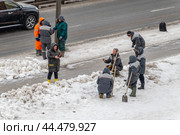 08 марта 2024 года в Москве дворники устроили перекур. Редакционное фото, фотограф Валерий Иванович Клейменов / Фотобанк Лори