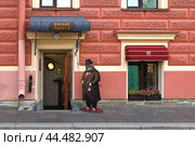 Idiot Restaurant, Classic Russian restaurant in historical center of St. Petersburg (Moika Embankment, 82). Russia. Easy and homey atmosphere of old Petersburg takes back to days of Dostoevsky and other Russian literary masters (2024 год). Редакционное фото, фотограф Валерия Попова / Фотобанк Лори