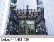 Один из входов в Челябинский драмтеатр (Шекспир / Достоевский), Челябинск, площадь Революции, 6 (2024 год). Редакционное фото, фотограф Алексей Иванов / Фотобанк Лори
