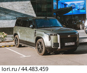 Автомобиль POLAR STONE JISHI 01 припаркован на улице города. Полноразмерный гибридный внедорожник выпускаемый китайским брендом Polar Stone с 2023 года (2024 год). Редакционное фото, фотограф Константин Григорьев / Фотобанк Лори