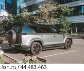 Автомобиль POLAR STONE JISHI 01 припаркован на улице города. Полноразмерный гибридный внедорожник выпускаемый китайским брендом Polar Stone с 2023 года (2024 год). Редакционное фото, фотограф Константин Григорьев / Фотобанк Лори
