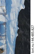 Vertical video from drone on Altai country village Semiletka in winter. Camera looks down. River Koksha with banks covered by snow. Стоковое видео, видеограф Сергей Пристяжнюк (Serg Zastavkin) / Фотобанк Лори