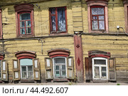 Город Иркутск. Фасад дома со старыми окнами. Дом-комплекс Дашевского 1890 год. Улица Киевская, дом 35 (2024 год). Стоковое фото, фотограф Александр Тараканов / Фотобанк Лори