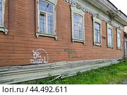 Город Иркутск. Фасад дома со старыми окнами. Одноэтажный дом постройки 1917 года. Улица Подгорная, дом 14А (2024 год). Стоковое фото, фотограф Александр Тараканов / Фотобанк Лори