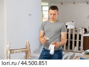 Teenage boy counting earned money for part-time work. Стоковое фото, фотограф Яков Филимонов / Фотобанк Лори