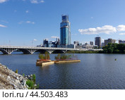 Арт-объект "Ковчег" на фоне Макаровского моста и Екатеринбург-Сити, фестиваль "Атмофест", Городской пруд, Екатеринбург (2024 год). Редакционное фото, фотограф Алексей Иванов / Фотобанк Лори