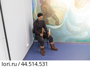 Фигура резчика по кости в музее косторезного искусства в Уэллене, Чукотка. Стоковое фото, фотограф Николай Гернет / Фотобанк Лори