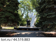 Мать провожает сына на войну. Город Ейск (2024 год) Редакционное фото, фотограф хохрякова альбина накиповна / Фотобанк Лори