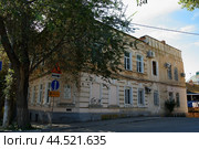 Дом с вывеской про Велимира Хлебникова (2024 год). Редакционное фото, фотограф Андрей Кононов / Фотобанк Лори