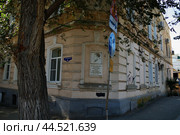 Дом с вывеской про Велимира Хлебникова (2024 год). Редакционное фото, фотограф Андрей Кононов / Фотобанк Лори