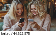 Girlfriends discuss bright moments while looking at photos on their smartphones. Стоковое AI-видео, аниматор Юрий Поздников / Фотобанк Лори