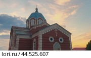 Cinematic shot of an old, dilapidated Orthodox Christian church at sunset. Стоковое видео, видеограф Strunov David / Фотобанк Лори