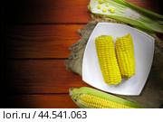Вареная кукуруза на деревянном фоне. Стоковое фото, фотограф Дорощенко Элла / Фотобанк Лори