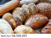 Assorted freshly baked bread selection. Стоковое AI-изображение, AI-художник Иван Рябоконь / Фотобанк Лори