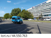 Московское маршрутное такси едет по дороге (2024 год). Редакционное фото, фотограф MК / Фотобанк Лори