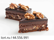 Decadent chocolate fudge cake with walnuts. Стоковое AI-изображение, AI-художник Иван Рябоконь / Фотобанк Лори