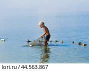 Сын рыбака на тоне Мужичьей ( Астраханская область ). 1997-1999 г.г. Редакционное фото, фотограф Павел Просянов / Фотобанк Лори