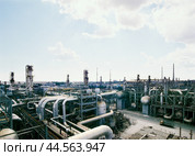 Трубы газоперерабатывающего завода. 2006  г. Стоковое фото, фотограф Павел Просянов / Фотобанк Лори