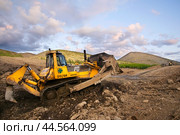 Японский Бульдозер Komatsu D375 в горной местности, боронит верхний слой горного грунта, чтобы затем его сгрести ковшом в отвал (2009 год). Редакционное фото, фотограф Павел Просянов / Фотобанк Лори