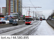 Трамваи УТМ 71-407-01 на улице Уральская, Екатеринбург (2019 год). Редакционное фото, фотограф Алексей Иванов / Фотобанк Лори